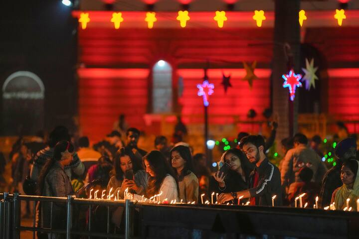 क्रिसमस की पूर्व संध्या पर लोग रोशनी से जगमगाते सेक्रेड हार्ट कैथेड्रल चर्च पहुंचे. इस दौरान लोगों ने यहां मोमबत्ती भी जलाए. वहीं क्रिसमस से पहले दिल्ली के चर्चों में सुरक्षा व्यवस्था भी बढ़ाई गई.