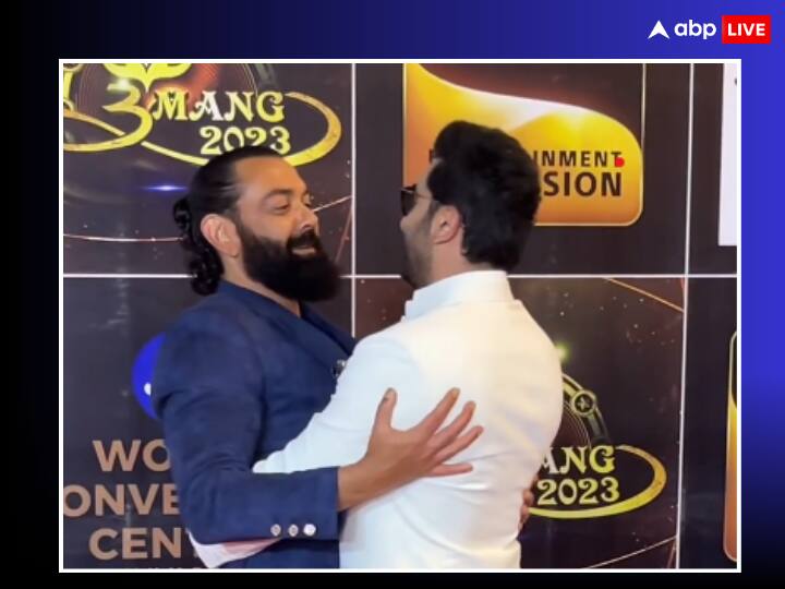 umang 2023 event Animal actor Ranbir Kapoor tight hug to co-star Bobby Deol Umang 2023: रणबीर को देखकर उछल पड़े बॉबी देओल, इवेंट में एनिमल की जोड़ी ने एक दूसरे को लगाया गले