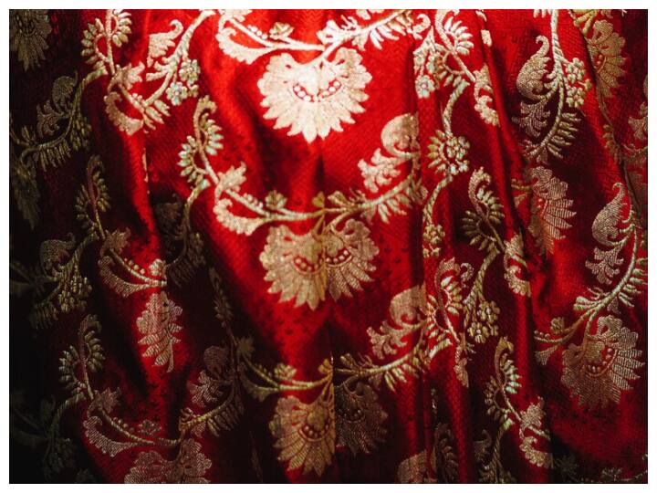 साड़ी, भारतीय महिलाओं का पारंपरिक परिधान होने के साथ-साथ आज पूरी दुनिया में अधिक लोकप्रिय है.भारत की समृद्ध सांस्कृतिक विरासत का प्रतीक साड़ी की सुंदरता और आकर्षण ने कभी भी अपना जादू नहीं खोया है. चाहे पारंपरिक रूप से धागों से बुनी गई हो या फिर आधुनिक फैब्रिक्स में डिजाइनर साड़ियां हमेशा ही महिलाओं की पसंद रही है.