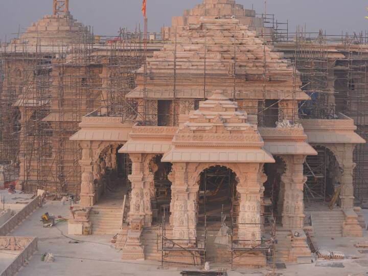 इसके लिए सभी परंपराओं के प्रतिष्ठित संतों और राष्ट्र के सम्मान में महत्वपूर्ण योगदान देने वाले व्यक्तियों को राम जन्मभूमि मंदिर में प्रतिष्ठा समारोह के लिए निमंत्रण मिला है. यहां छह ट्यूबवेल, रसोई घर और दस बिस्तरों वाले अस्पताल जैसी आवश्यक सुविधाओं वाले टेंट सीटी की स्थापना की गई.