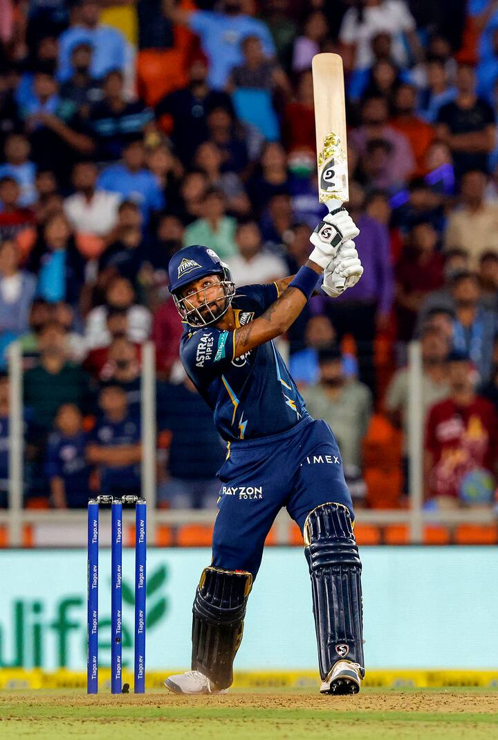 ஐ,பி.எலில் மும்பை இந்தியன்ஸ் அணிக்காக விளையாடி வந்த இவர், கடந்த இரண்டு வருடங்களாக குஜராத் அணியின் கேப்டனாக நியமிக்கப்பட்டார்.