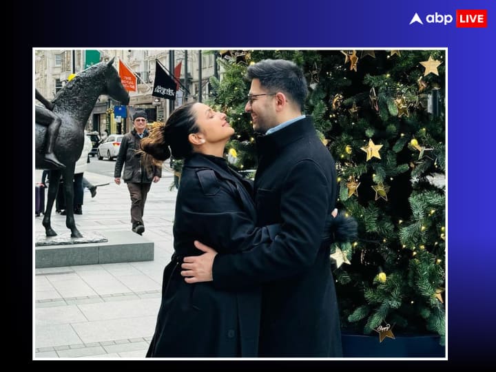 Christmas 2023: परिणीति चोपड़ा इस साल शादी के बाद अपना पहला क्रिसमस सेलिब्रेट कर रही हैं. इस मौके पर एक्ट्रेस अपने पति राघव चड्ढा के साथ लंदन पहुंच गई. नीचे देखिए तस्वीरें