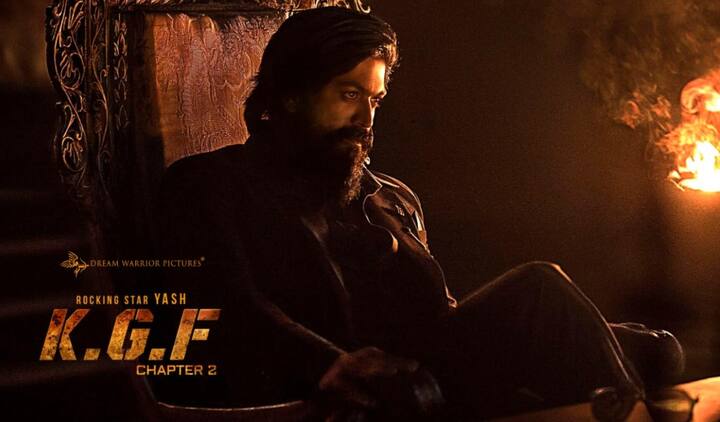 इस लिस्ट में नबंर 1 पर नाम आता है यश स्टारर 'केजीएफ 2' का. इस पैन इंडिया फिल्म ने हिंदी वर्जन पहले दिन 53.95 करोड़ रुपये का कलेक्शन किया था.