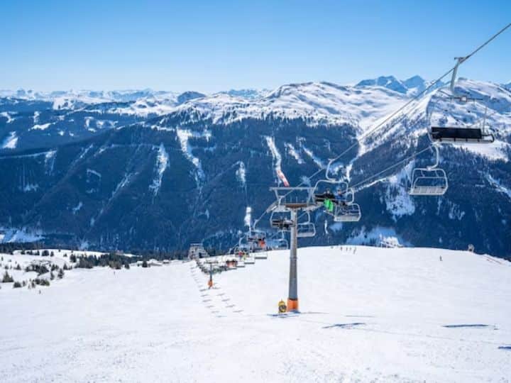 आप कश्मीर के सोनमर्ग जा सकते हैं. यह दुनिया के सबसे सुंदर स्थानों में से एक माना जाता है. यहां आप बर्फबारी के साथ-साथ स्नोबोर्डिंग का भी आनंद ले सकते हैं.