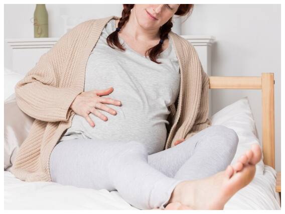 प्रेगनेंसी में फीट स्वेलिंग को कम करने के लिए अपनाएं ये आसान तरीकें प्रेगनेंसी में फीट स्वेलिंग को कम करने के लिए अपनाएं ये आसान तरीकें