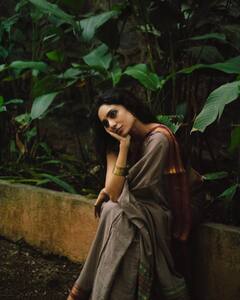 Sobhita Dhulipala : నేత చీర కట్టుకుని.. నేలపై పడుకుని ఫోజులిస్తున్న శోభిత