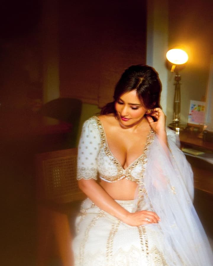 Neha Sharma Latest Pics: બી-ટાઉન અભિનેત્રી નેહા શર્મા અવારનવાર પોતાની સુંદરતાની ઝલક બતાવતી જોવા મળે છે. આવી સ્થિતિમાં નેહાની લેટેસ્ટ તસવીરોએ પણ સોશિયલ મીડિયા પર વાયરલ થઈ રહી છે.