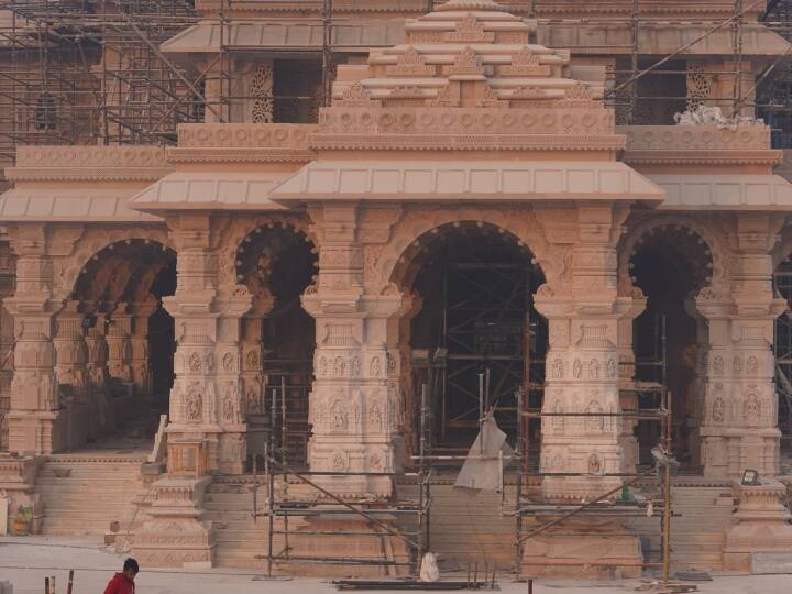 अयोध्या में राम मंदिर के प्राण प्रतिष्ठा समारोह की तैयारियां जोरों पर है. श्री राम जन्मभूमि तीर्थ क्षेत्र ट्रस्ट ने एक्स पर अयोध्या में रामलला मंदिर के निर्माण कार्य की लेटेस्ट तस्वीरें शेयर की.
