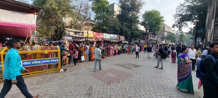 सलग सुट्ट्यांमुळे अंबाबाई मंंदिरात अलोट गर्दी सुरु आहे.