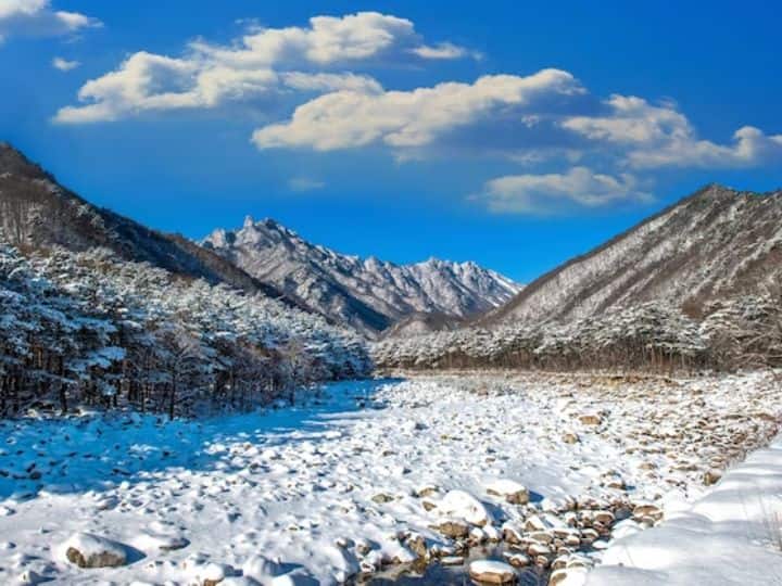 जम्मू और कश्मीर को स्वर्ग माना जाता है. गुलमर्ग में कई फिल्में भी शूट की जाती हैं. यह स्थान विदेशी लोगों के लिए सर्वोत्तम पर्यटन स्थल है. यहां के बर्फ से ढके बहुत से पर्यटकों को आकर्षित करती हैं. आप यहां दिसम्बर से मार्च तक बर्फबारी का आनंद ले सकते हैं.