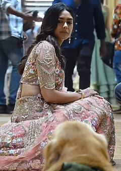 Mrunal Thakur : செல்லப்பிராணியை கொஞ்சி விளையாடும் அழகு நடிகை மிருனாள் தாக்கூர்..!