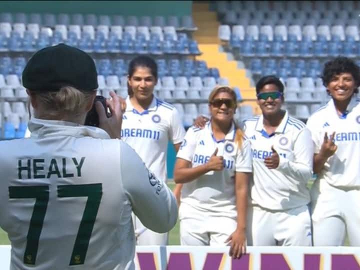 Australian Captain Alyssa Healy Click Photo Of Indian Cricket Team With Trophy INDW vs AUSW Test Sports News Watch: टीम इंडिया की जीत के बाद दिखा अद्भूत नजारा, भारतीय खिलाड़ियों की तस्वीरें खींचती दिखीं ऑस्ट्रेलियाई कप्तान एलिसा हीली
