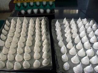Macaroon: வந்துவிட்டது கிறிஸ்துமஸ், புத்தாண்டு! ஒவ்வொரு ஆண்டும் இனிப்பு பரிமாற்றத்தில் தவறாமல் இருக்கும் தூத்துக்குடி மக்ரூன்!