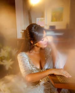 Neha Sharma Photo: વ્હાઈટ આઉટફીટમાં અપ્સરા લાગી નેહા શર્મા, ડીપ નેક બ્લાઉઝમાં ક્લીવેજ કર્યું ફ્લોન્ટ