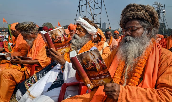 নানা দলের রাজনীতি, মিটিং-মিছিল। এসবের জন্য পরিচিত ব্রিগেড। কিন্তু এই ডিসেম্বরে অন্য ছবি। এটা যে একেবারে অন্যরকম ব্রিগেড। কলকাতার একেবারে প্রাণকেন্দ্রে সেনাবাহিনীর মাঠে রাজনৈতিক স্লোগান নয়, শোনা হল গীতার বাণী।