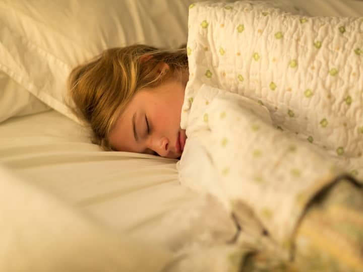 સ્વપ્ન વિજ્ઞાન અનુસાર, ઊંઘમાં જોવા મળતા સપના ભવિષ્યમાં થનારી શુભ, અશુભ ઘટનાઓનો સંકેત આપે છે. સ્વપ્ન વિજ્ઞાનમાં કેટલાક એવા સપનાનો ઉલ્લેખ કરવામાં આવ્યો છે જે શુભ માનવામાં આવે છે. (Image Source : Getty)