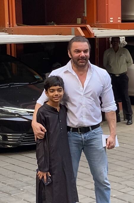 एक्टर सोहेल खान भी इस दौरान अपने बेटे के साथ अर्पिता खान के घर के बाहर स्पॉट किए गए.