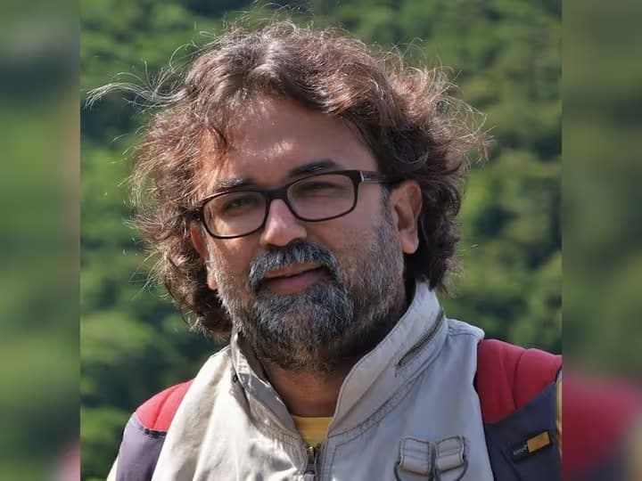 IIT Kanpur professor Collapses On Stage During Lecture Dies Due To Cardiac Arrest மேடையில் உரையாற்றிக் கொண்டிருந்தபோது மாரடைப்பு: நிலைகுலைந்த ஐஐடி பேராசிரியர் - மாணவர்கள் ஷாக்