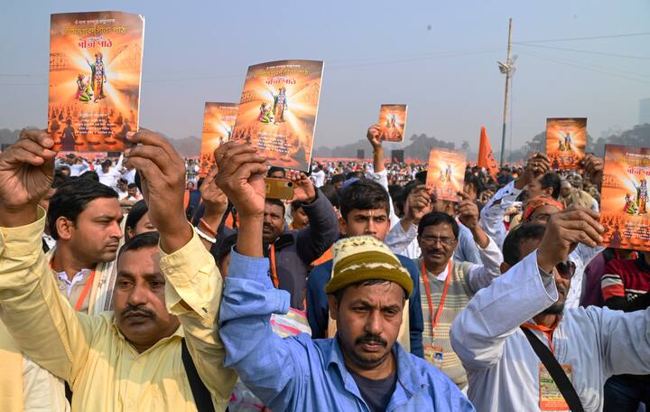 লক্ষ কণ্ঠে উচ্চারিত হল অর্জুন বিষাদযোগ থেকে সাংখ্যযোগের শ্লোক। শুধু সাধুসন্তরা নন, অসংখ্য সাধারণ মানুষ যোগ দিলেন রবিবারের গীতাপাঠের অনুষ্ঠানে।