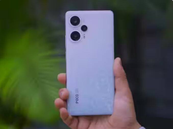 Motorola Edge 40: ਇਸ ਫੋਨ ਦੀ ਖਾਸੀਅਤ MediaTek Dimensity 1080 ਪ੍ਰੋਸੈਸਰ ਅਤੇ 144hz ਦੀ ਰਿਫਰੈਸ਼ ਦਰ ਹੈ। ਇਹ ਗੇਮਿੰਗ ਲਈ ਬਹੁਤ ਵਧੀਆ ਫੋਨ ਹੈ। ਇਸ ਵਿੱਚ ਇੱਕ 6.55 ਇੰਚ ਪੋਲਡ ਫੁੱਲ HD+ ਡਿਸਪਲੇ, 4400 mAh ਬੈਟਰੀ, ਮੈਕਰੋ ਦੇ ਨਾਲ 50MP OIS + 13MP ਅਲਟਰਾਵਾਈਡ ਅਤੇ 32MP ਸੈਲਫੀ ਕੈਮਰਾ ਹੈ। ਫੋਨ ਦੀ ਕੀਮਤ 26,499 ਰੁਪਏ ਹੈ। ਇਸ ਸਮਾਰਟਫੋਨ 'ਚ IP68 ਰੇਟਿੰਗ ਵੀ ਉਪਲੱਬਧ ਹੈ।