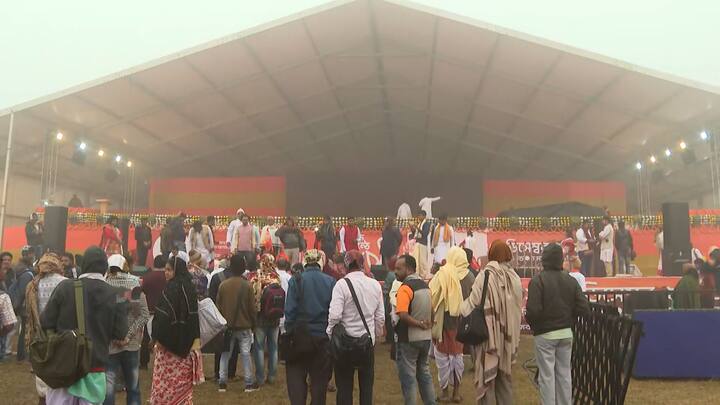 গীতাপাঠের জন্য ব্রিগেডে তৈরি হয়েছে বিশাল মঞ্চ। দুটি ভাগে ভাগ করা হয়েছে মঞ্চকে।