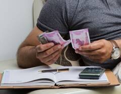 खर्च भागवणे कठीण! देशातील सुमारे 67 टक्के कुटुंबांनी मोडली आपली बचत, 'या' गोष्टीवर होतो सर्वाधिक खर्च