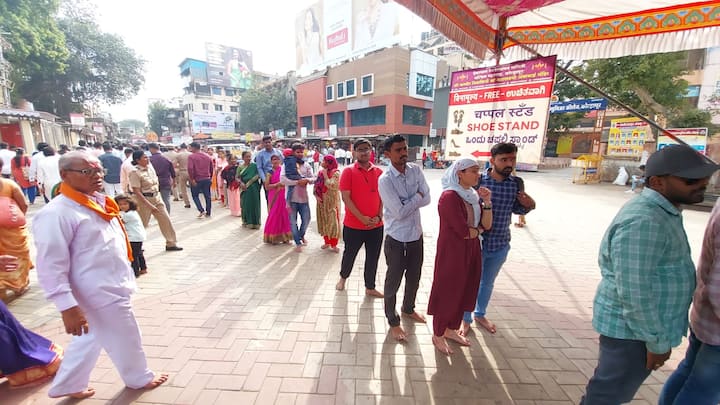 गेल्या तीन दिवसांत सव्वा तीन लाखांवर भाविकांनी देवीचे दर्शन घेतले.