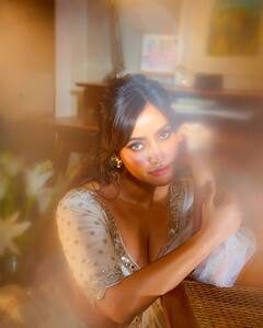 Neha Sharma Photo: વ્હાઈટ આઉટફીટમાં અપ્સરા લાગી નેહા શર્મા, ડીપ નેક બ્લાઉઝમાં ક્લીવેજ કર્યું ફ્લોન્ટ