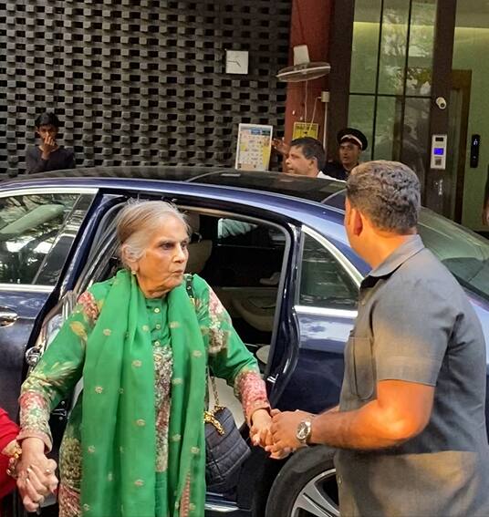 वहीं सलीम खान की पहली पत्नी और सलमान खान की मां भी अर्पिता खान के घर स्पॉट हुईं.