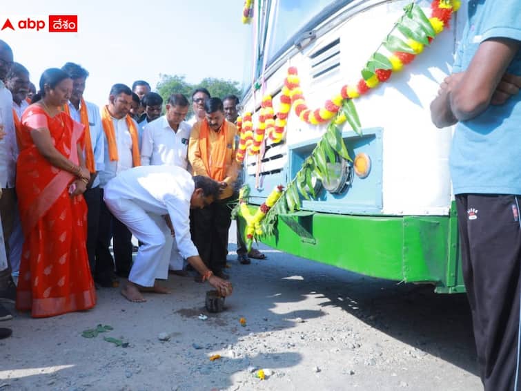 Adilabad RTC bus to Laxmipur Village fulfilled a long time wish of locals TSRTC: నెరవేరిన కల, లక్షీపూర్ గ్రామానికి ఆర్టీసీ బస్సు సేవలు ప్రారంభం
