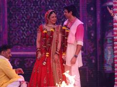 Pics: झलक के मंच पर विवेक दहिया ने दूसरी बार लिए दिव्यांका त्रिपाठी संग सात फेरे, बोले - 'दिलवाले एक बार फिर दुल्हनिया ले गए'