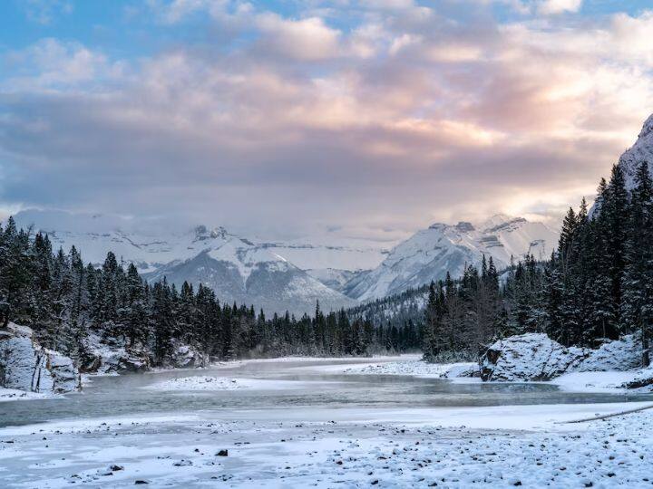 जम्मू और कश्मीर के उधमपुर जिले में स्थित पटनीटॉप में आप प्राकृतिक सौंदर्य के साथ-साथ बर्फबारी और स्नोबोर्डिंग का आनंद ले सकते हैं.
