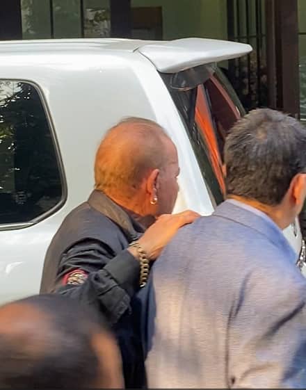 एक्टर अरबाज खान आज अपनी गर्लफ्रेंड संग शादी रचाने जा रहे हैं. कहा जा रहा है उनकी शादी अर्पिता खान के घर हो रही है. इसलिए एक्टर के पिता सलीम खान हाल ही में वहां पहुंचे.