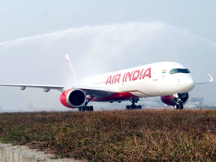 Air India Airbus A350: टाटा समूह की एयरलाइंस एयर इंडिया को पहला एयरबस ए350 एयरक्राफ्ट शनिवार को मिल गया. हम आपको इस विमान की शानदार तस्वीरें दिखा रहे हैं.