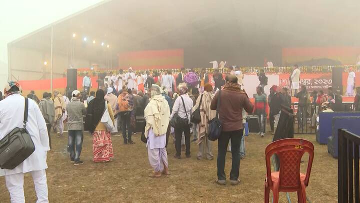 বড় মঞ্চটি উঁচু। সেখানে থাকবেন দ্বারকার শঙ্করাচার্য সদানন্দ সরস্বতী, পুরীর জগন্নাথ মন্দিরের দ্বৈতাপতি-সহ বিভিন্ন সাধু-সন্তরা।