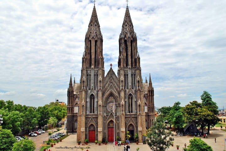 ১৯৩৬ সালে নির্মিত মাইসুর সেন্ট ফিলোমেনা চার্চকে এশিয়ার সবচেয়ে উঁচু গির্জা হিসাবে বিবেচনা করা হয়। এটি নিও-গথিক শৈলীতে নির্মিত। যিশু খ্রিস্টের জন্ম থেকে তাঁর পুনর্জন্ম পর্যন্ত ঘটনাগুলি গির্জার দেওয়ালে চিত্রিত করা হয়েছে।