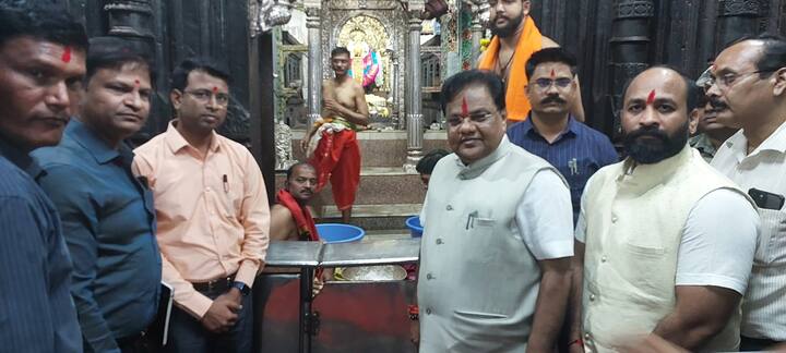 यावेळी मंदिर प्रशासनाकडून त्यांचे  स्वागत करण्यात आले.