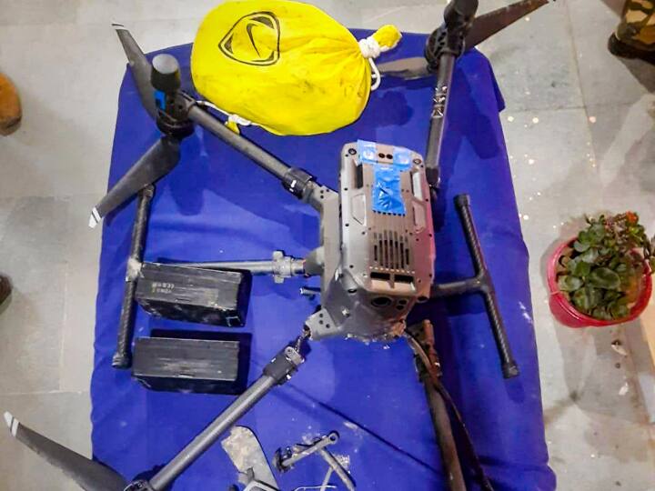 Two Drone-dropped Packets containing IEDs pistol cash Seized in joint operation Near LoC in Jammu PAK ने फिर की 'ना'पाक हरकत, LoC के पास ड्रोन से गिराए IED, सुरक्षाबलों ने नाकाम की साजिश
