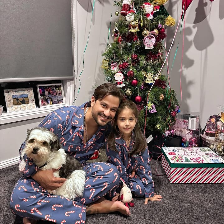 क्रिसमस सेलिब्रेशन की तस्वीरें अब सोहा अली खान ने अपने इंस्टाग्राम पर शेयर की हैं. जिसमें वो क्रिसमस ट्री के सामने पोज दे रही हैं.