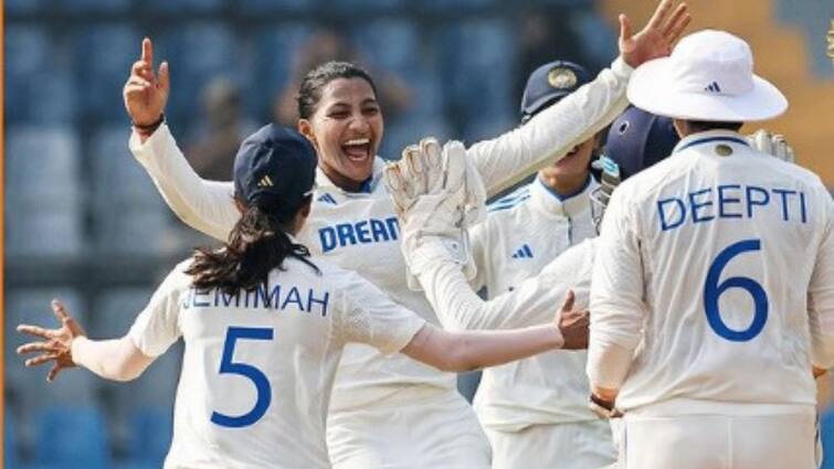 India Womens Team need 75 runs to register their first-ever Test win against Australia Womens INDW vs AUSW: ২৬১ রানে গুটিয়ে গেল অজিদের দ্বিতীয় ইনিংস, ম্যাচ জিততে স্মৃতিদের লক্ষ্যমাত্রা ৭৫