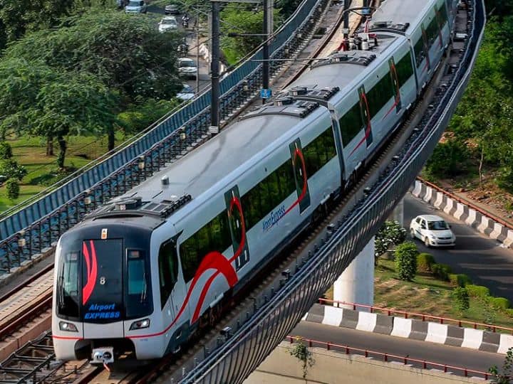 दिल्ली मेट्रो में आए दिन ऐसी हरकतें हो रही है. जिसके बाद से दिल्ली मेट्रो चर्चा का केंद्र बन गई है. दिल्ली मेट्रो भारत की सबसे बड़ी मेट्रो रेल सेवा है. रोजाना तकरीबन 50 लाख यात्री दिल्ली मेट्रो से ट्रैवल करते हैं. साल 2002 में दिल्ली मेट्रो की शुरुआत हुई थी शाहदरा से तीस हजारी कॉरिडोर तक मेट्रो चली थी. तब से लेकर दिल्ली मेट्रो का बहुत विस्तार हुआ है.