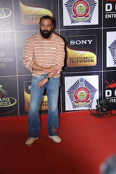 Umang Police Show: ब्लैक साड़ी में माधुरी दीक्षित ने दिखाया जलवा, तो फ्यूजन लुक में कहर ढहाती दिखीं शिल्पा शेट्टी, देखें बाकी सितारों का लुक