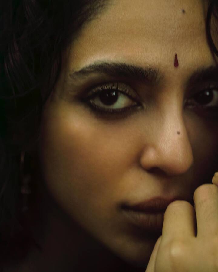 కళ్లకు కాజల్ పెట్టి.. బొట్టు పెట్టుకుని వింటేజ్ వైబ్స్ ఇచ్చింది శోభితా.