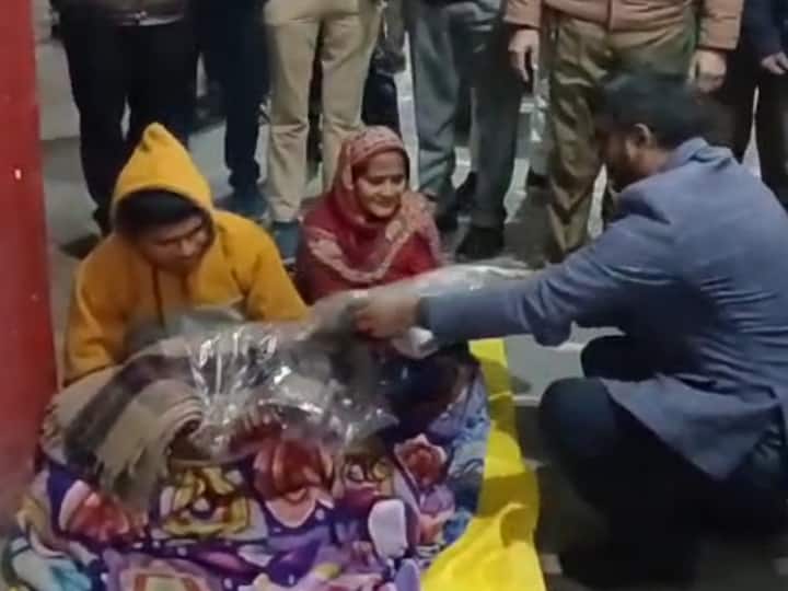 UP Weather Updates: एटा डीएम ने पेश की इंसानियत की मिशाल, गरीबों से ठंड से बचाने के लिए किया ये काम UP Weather Update Cold Attack in up etah dm distribute blanket on late on city people ann UP Weather Updates: एटा डीएम ने पेश की इंसानियत की मिशाल, गरीबों से ठंड से बचाने के लिए किया ये काम