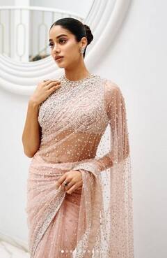 Janhvi Kapoor: ਜਾਹਨਵੀ ਕਪੂਰ ਨੇ ਸਾੜੀ 'ਚ ਦਿਖਾਈ ਆਪਣੀ ਖੂਬਸੂਰਤੀ, ਤਸਵੀਰਾਂ ਦੇਖ ਉੱਡ ਗਏ ਫੈਨਜ਼ ਦੇ ਹੋਸ਼