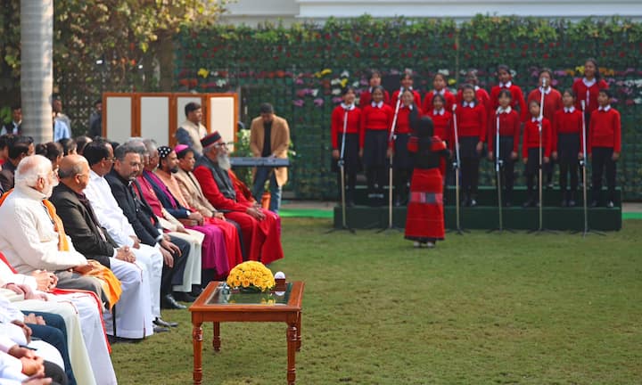 বড়দিনে উৎসবের আমেজ গোটা দেশে। ভারতের কোণায় কোণায় ২৪ ডিসেম্বর গভীর রাত থেকেই উদযাপন শুরু হয়েছে। প্রধানমন্ত্রী নরেন্দ্র মোদিও যোগ দিলেন উৎসবে।