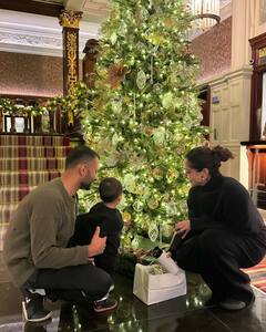 Christmas 2023: सोनम कपूर ने बेटे वायु के साथ मिलकर डेकोरेट किया क्रिसमस ट्री, ट्विनिंग कपड़ों में शेयर की सेलिब्रेशन की तस्वीरें