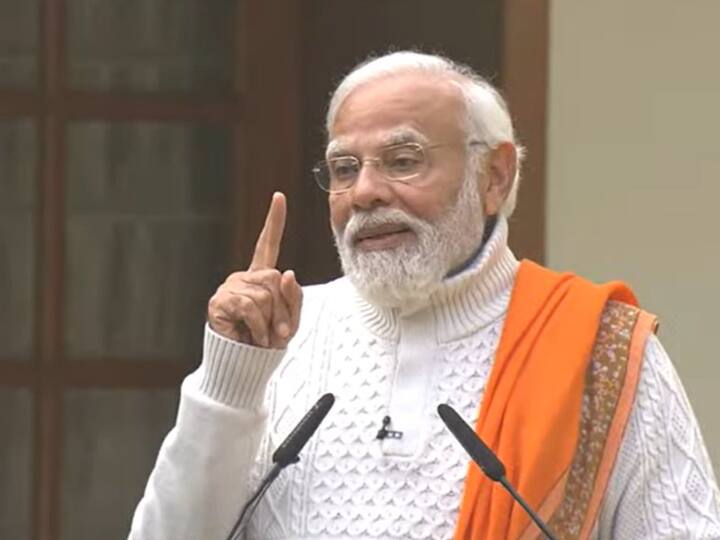 पीएम नरेंद्र मोदी ने कहा कि गुजरात के मुख्यमंत्री पद पर रहते हुए मैं ईसाई समुदाय और उनके नेताओं से अक्सर मिलता रहता था. ईसाई समुदाय के साथ मेरा बहुत पुराना और आत्मीय नाता रहा है. ईसाइयों के सबसे बड़े धर्मगुरु पोप से भी कुछ सालों पहले मिलने का अवसर मिला है. वह वाकई मेरे लिए बहुत यादगार पल था.