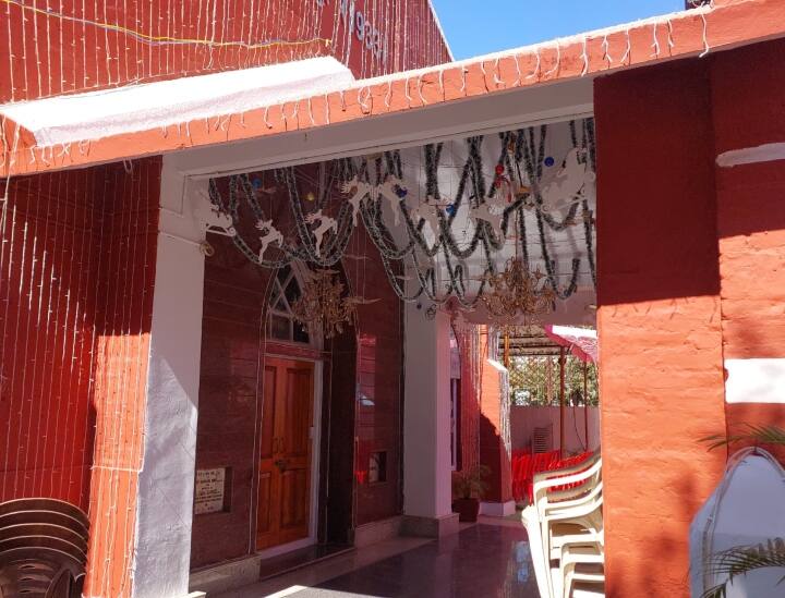 दरअसल, 19वीं सदी में बना यह चर्च अब 100 साल पुराना हो चुका है लेकिन आज तक इसकी दीवारों पर एक दरार तक नहीं पड़ी और न ही कभी इसकी नीव हीली. खास बात यह है कि इस चर्च की ऊंचाई इतनी है कि लगभग 10 किलोमीटर दूर से भी देखने पर इस ऊपर लगा क्रॉस आराम से नजर आ जाता है. इसके अलावा, चर्च की बेल करीब 5 से 10 किलोमीटर तक लोगों को सुनाई देती है.