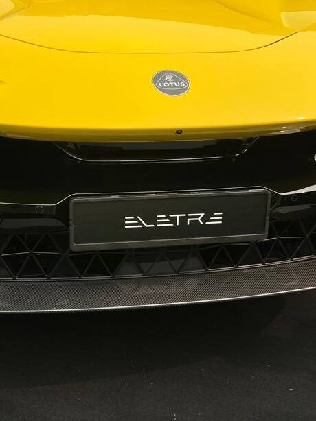 पलक झपकते ही आंखों से ओझल हो जाती है ये Electric SUV